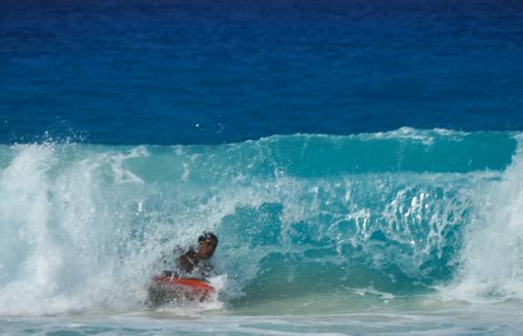 Descolando um tubo na praia de Kua Bay, ao norte de Kona, na Big Island, no Havaí